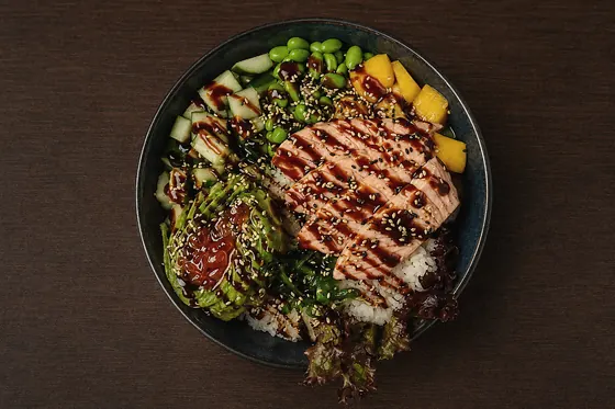 Flambierte Lachs Avocado Bowl